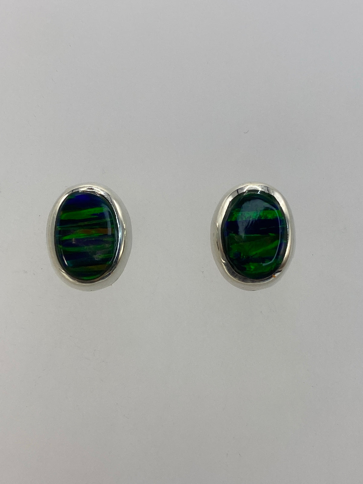 Aretes de plata 925 con ópalo de fuego verde, par completo frente a frente