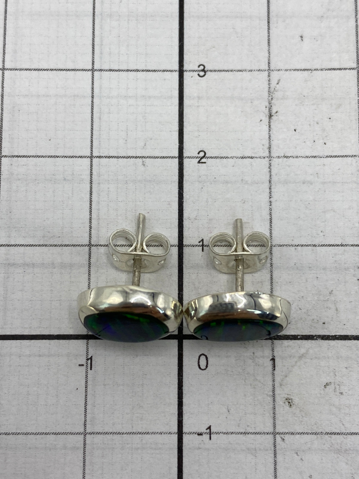 Aretes medidos en escala, par de 1.4 cm de largo