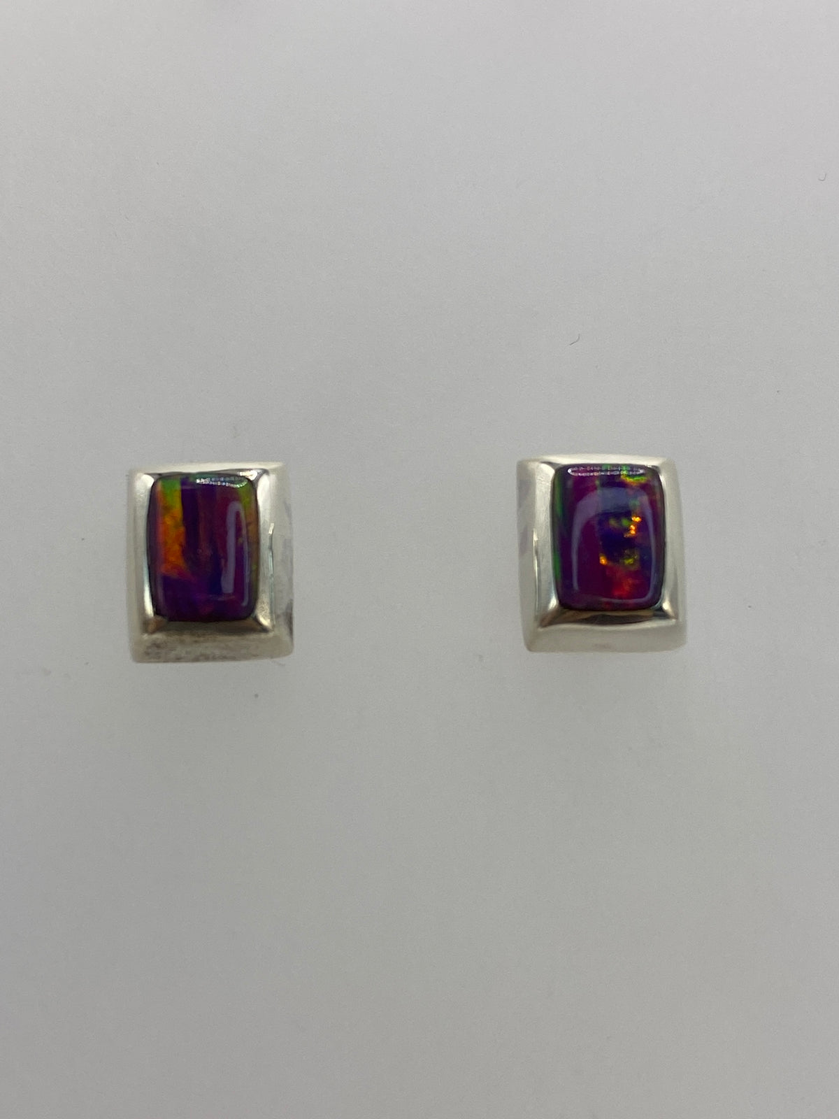 Detalle del engaste de la piedra morada en plata 925