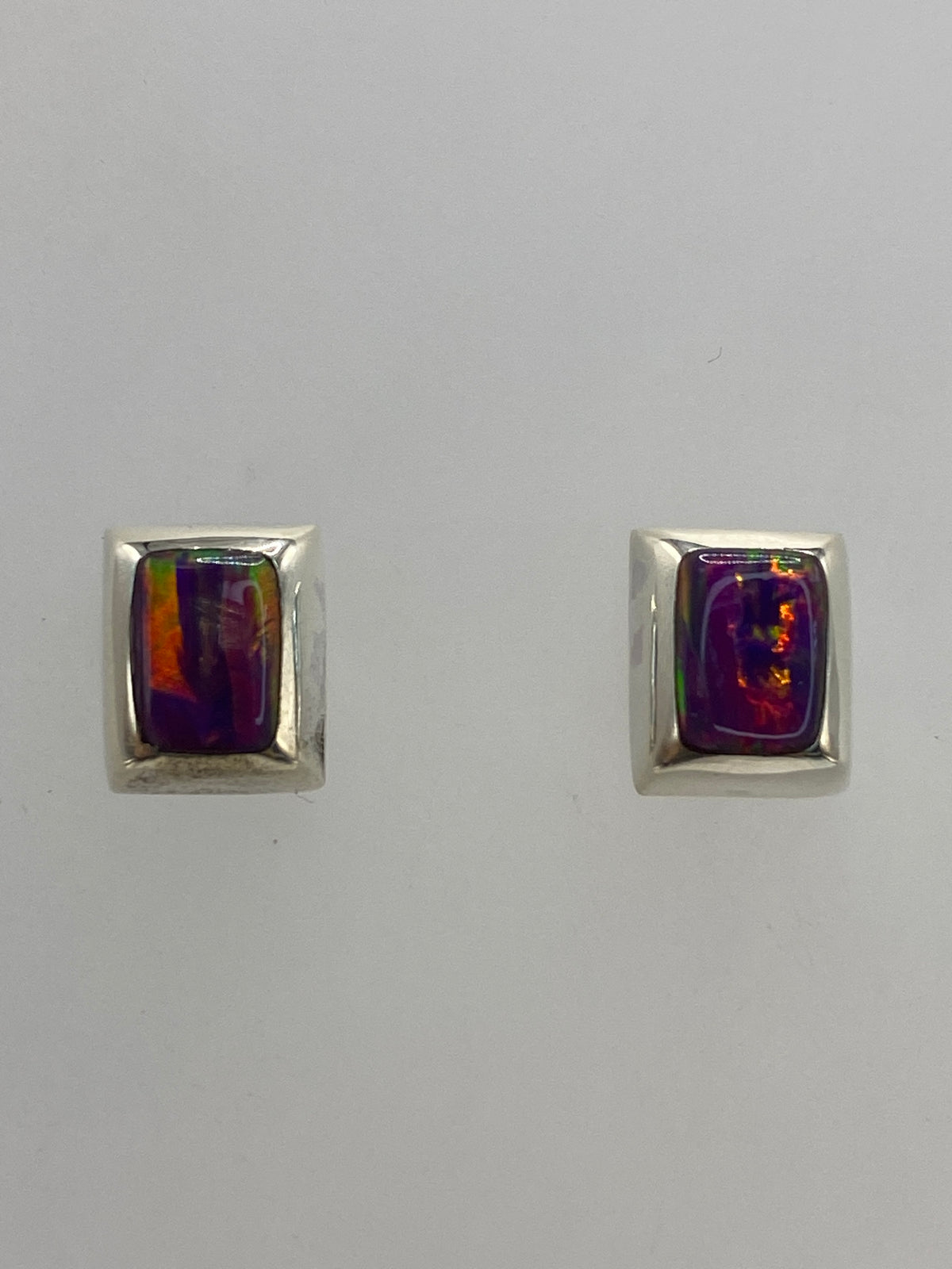 Aretes mostrando los destellos de fuego dentro del ópalo