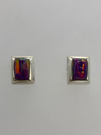 Aretes mostrando los destellos de fuego dentro del ópalo