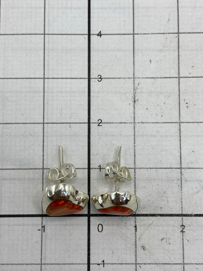 Aretes de Taxco sobre fondo blanco mostrando el sello 925 en los postes