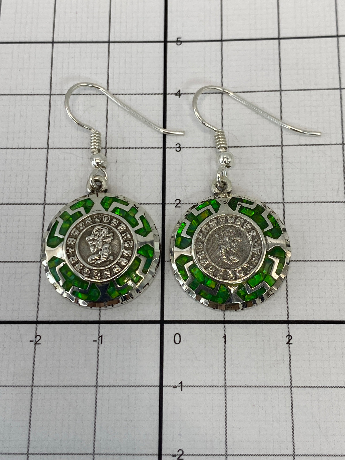 Aretes sobre fondo blanco con el sello del Quinto 950 visible