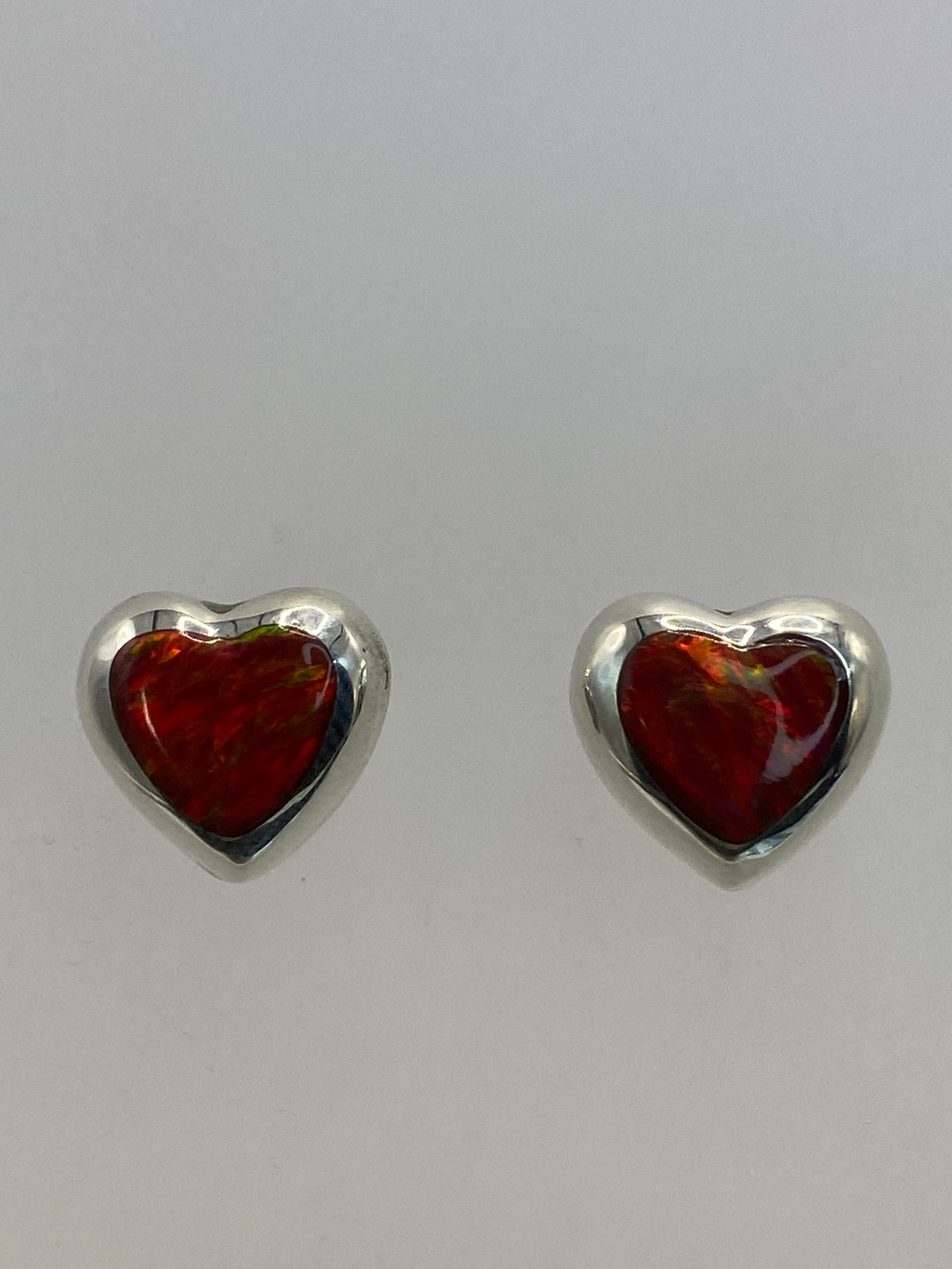 Aretes en escala con regla de centímetros, largo 1.4 cm