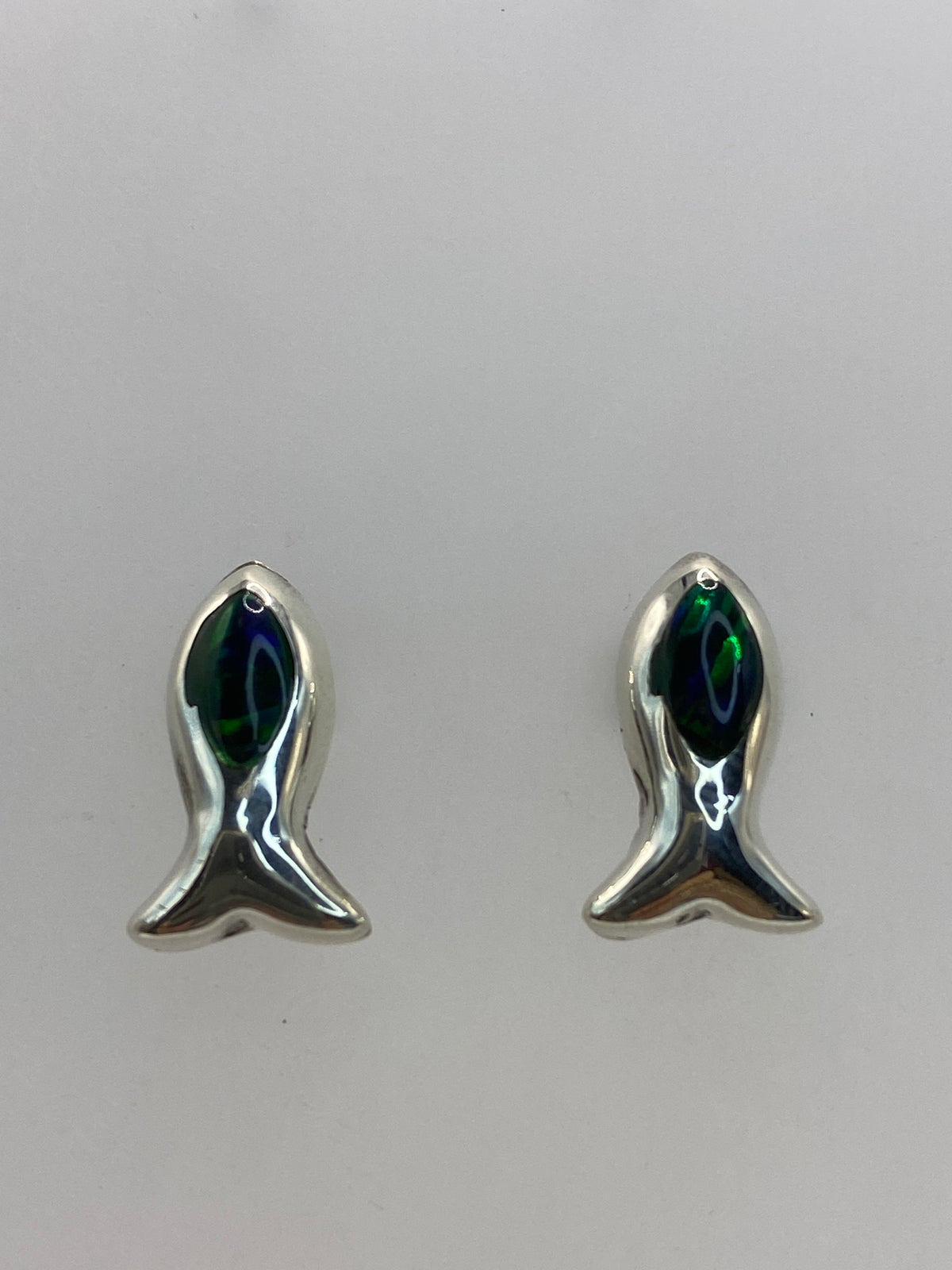 Detalle lateral de un arete con ópalo verde engastado en plata
