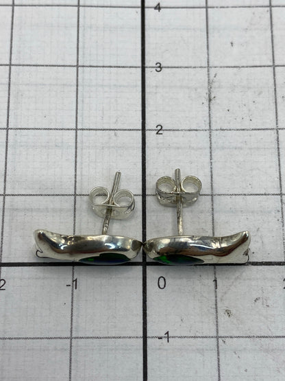 Aretes sobre escala de centímetros, tamaño 1.4 × 1.5 cm