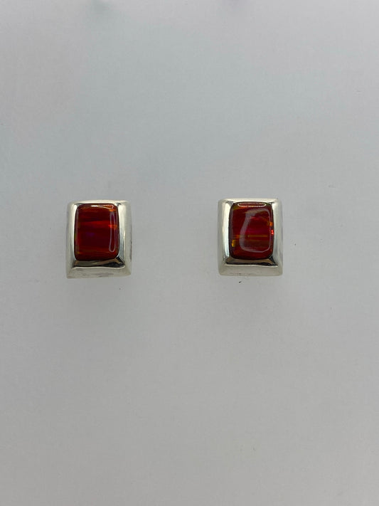 Aretes de ópalo de fuego rojo en plata 925 desde ángulo lateral mostrando la profundidad de la piedra