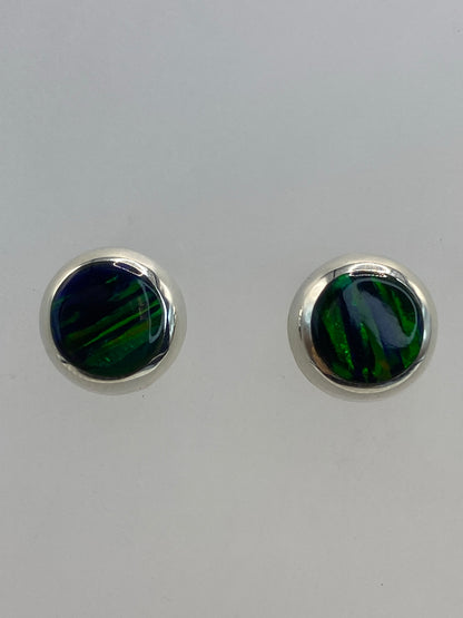 Detalle del engaste a mano de ópalo de fuego en plata, brillo verde intenso