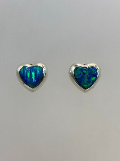 Par de aretes de plata con ópalo de fuego azul cielo engastados a mano