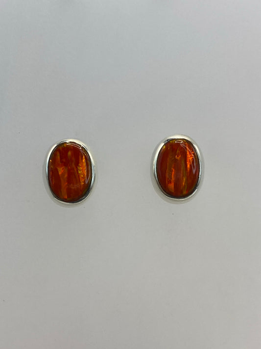 Aretes de plata con ópalo de fuego naranja en par, sobre fondo blanco
