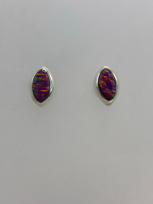 Par de aretes de plata con ópalo de fuego morado engastado