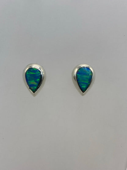 Par de aretes de plata 925 con ópalo de fuego azul cielo engastado