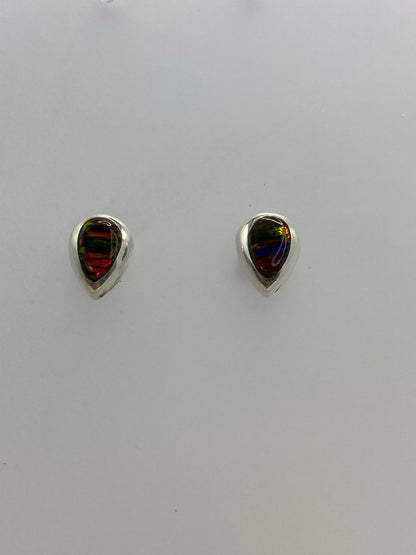 Detalle del engaste a mano del ópalo de fuego en plata 925
