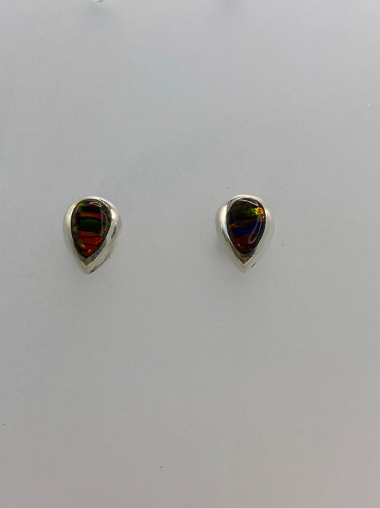 Detalle del engaste a mano del ópalo de fuego en plata 925