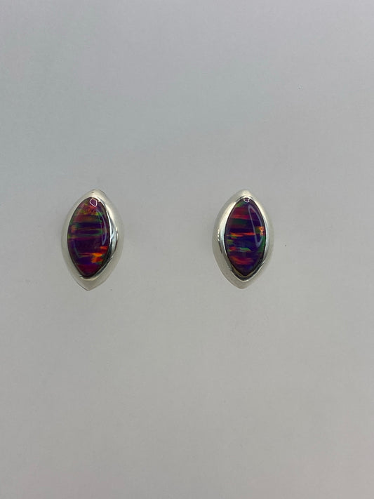 Aretes de plata 925 con ópalo de fuego morado iridiscente, vistos de frente
