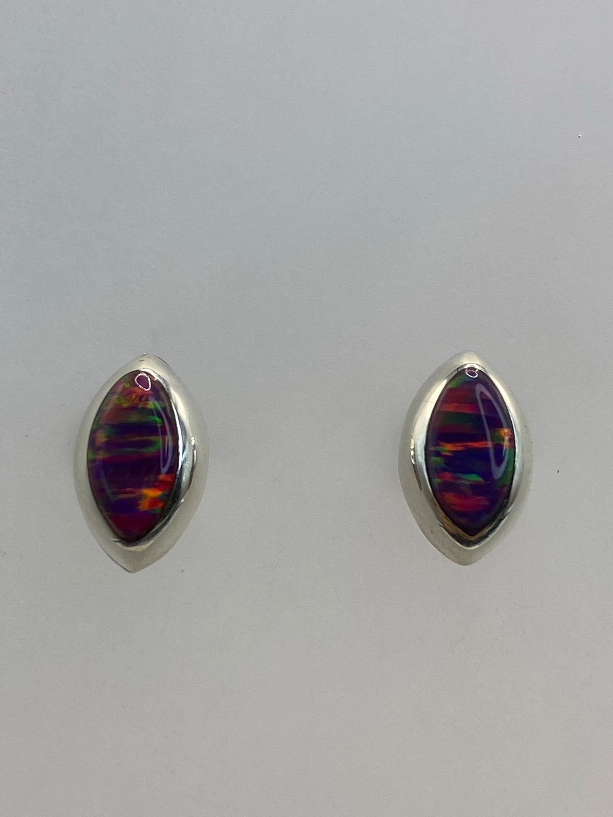 Aretes en diferentes ángulos mostrando el cambio de color del ópalo