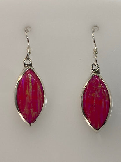 Par de aretes de plata 925 con ópalo de fuego rosa, colgando sobre fondo blanco
