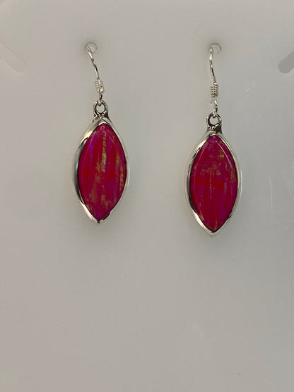 Detalle de la piedra de ópalo de fuego con tonos rosa y naranja, engastada en plata