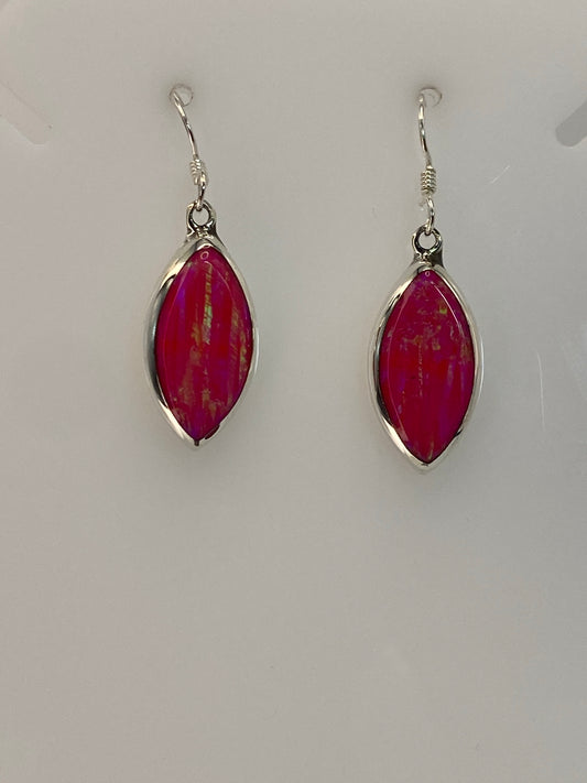 Detalle de la piedra de ópalo de fuego con tonos rosa y naranja, engastada en plata