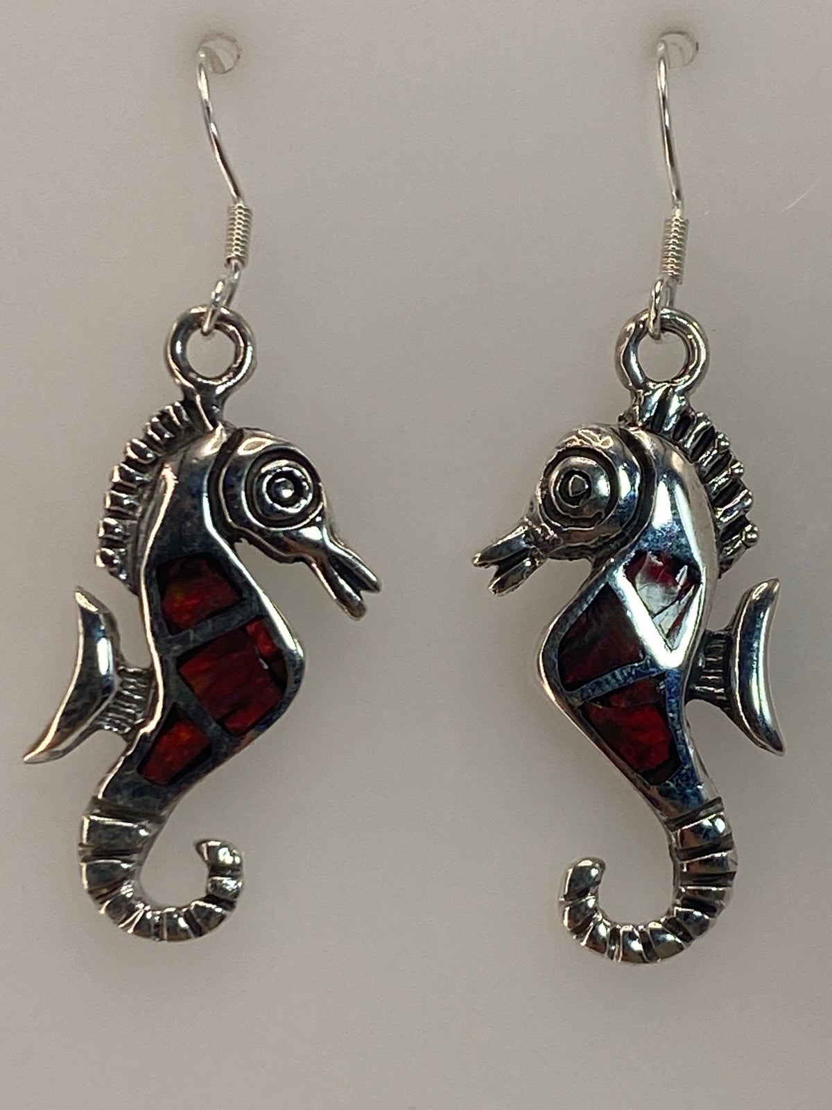 Par de aretes caballito de mar en plata 950 con ópalo de fuego multicolor, vista frontal