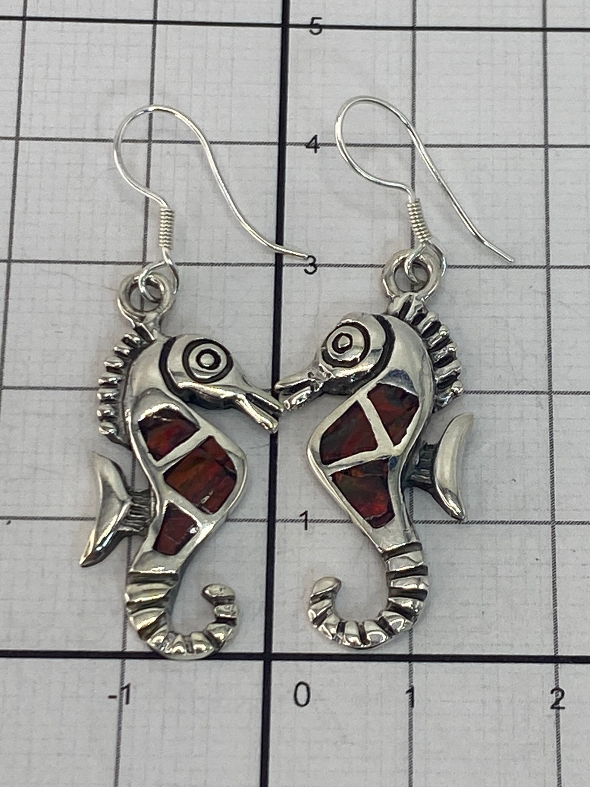 Aretes sobre fondo blanco mostrando el Quinto 950 y el trabajo artesanal de Taxco