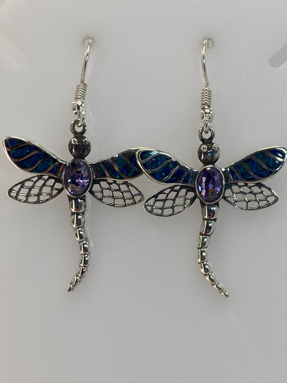 Aretes de plata con ópalo de fuego azul, vistos de frente mostrando el color y brillo de las piedras