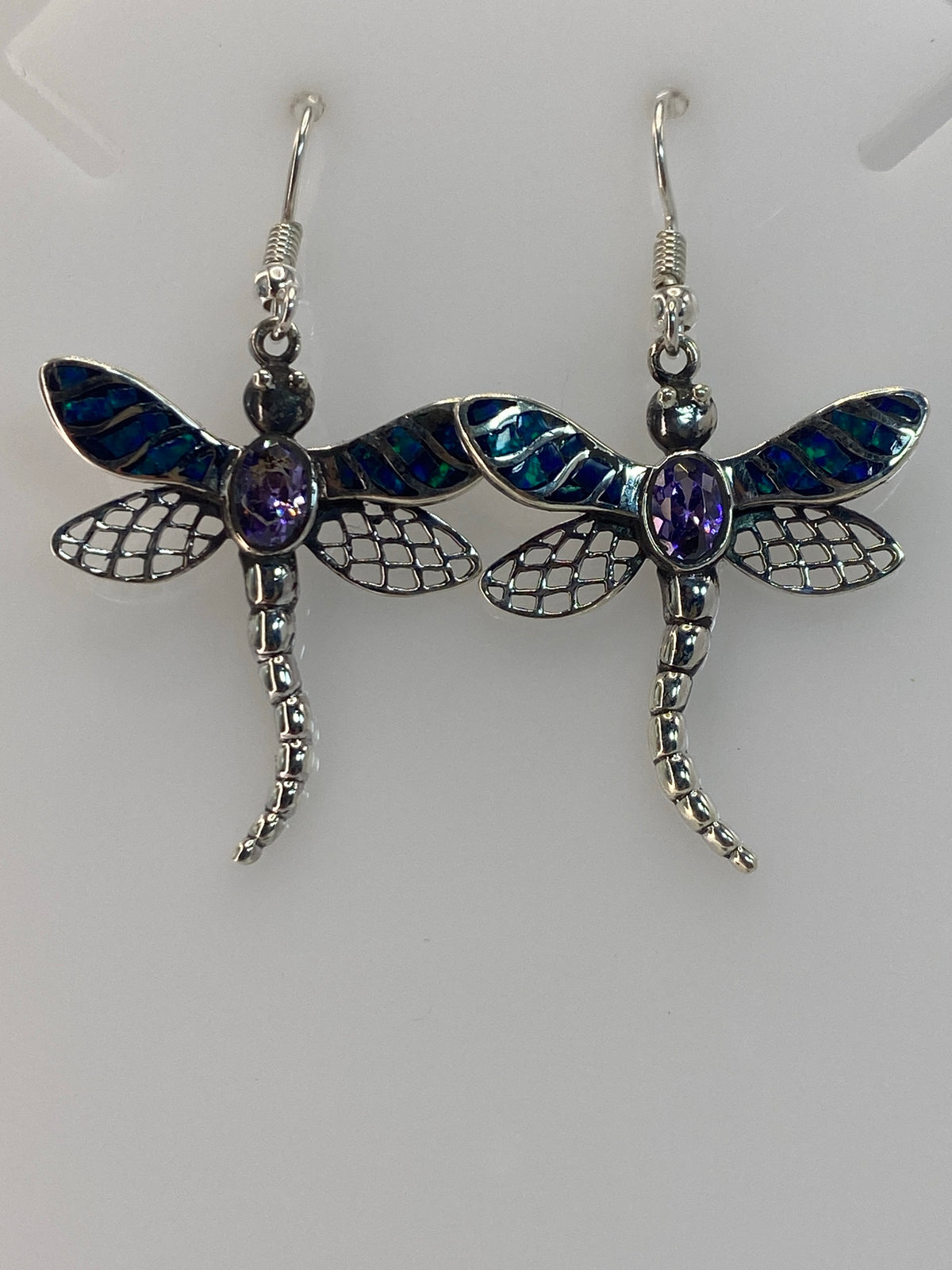 Par de aretes de plata 950 largos 4.8 cm con ópalo engastado, colgando de ganchos de pescador