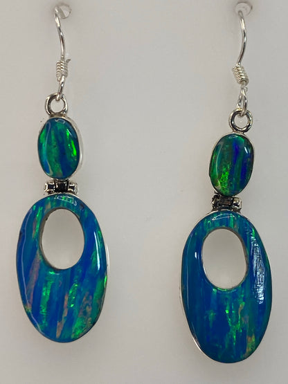 Aretes de plata opalo fuego azul mostrados en gancho de plata hipoalergenico