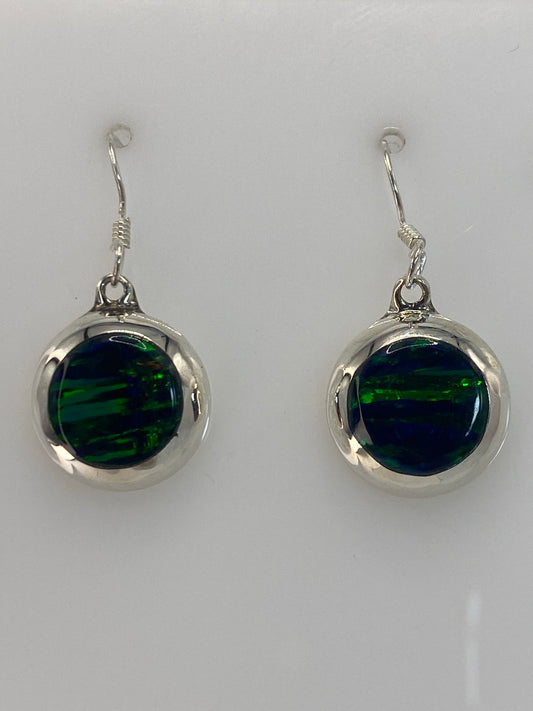 Par de aretes de plata con Ópalo de Fuego verde, colgando de ganchos de plata 925