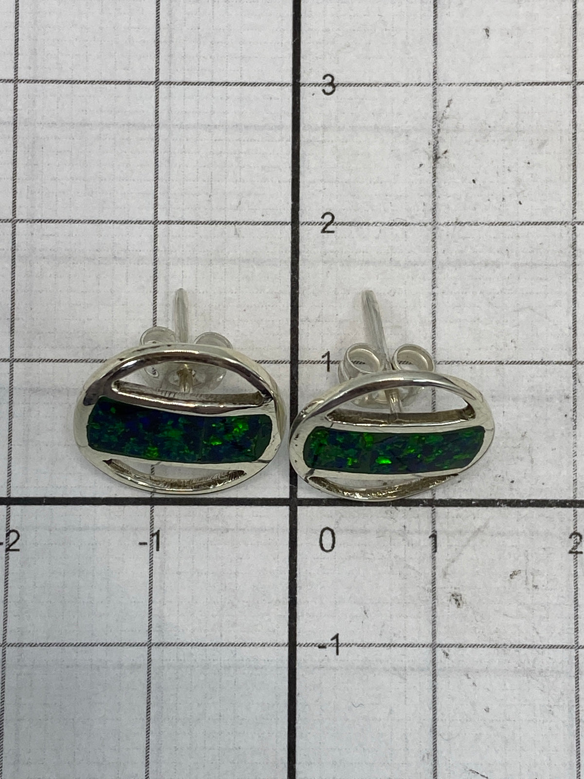 Aretes sobre fondo blanco mostrando el Quinto 950 de autenticidad