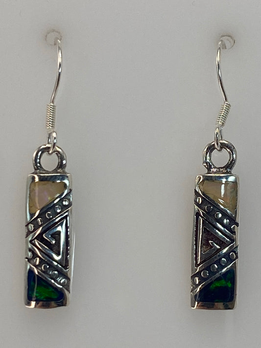 Par de aretes de plata con Opalo de Fuego azul y diseno geometrico, colgando