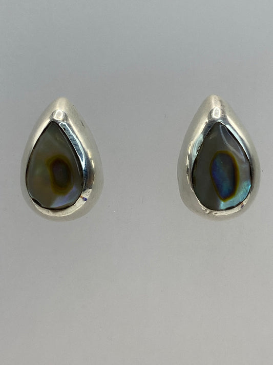Aretes de plata 925 con piedra multicolor iridiscente, vista frontal del par