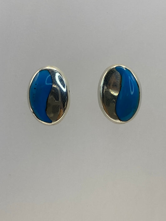 Par de aretes de plata 925 con piedra azul cielo engastada, vistos de frente