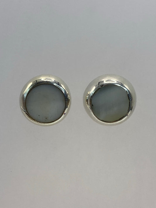 Aretes de plata 925 con piedra blanca redonda engastada, par completo visto de frente