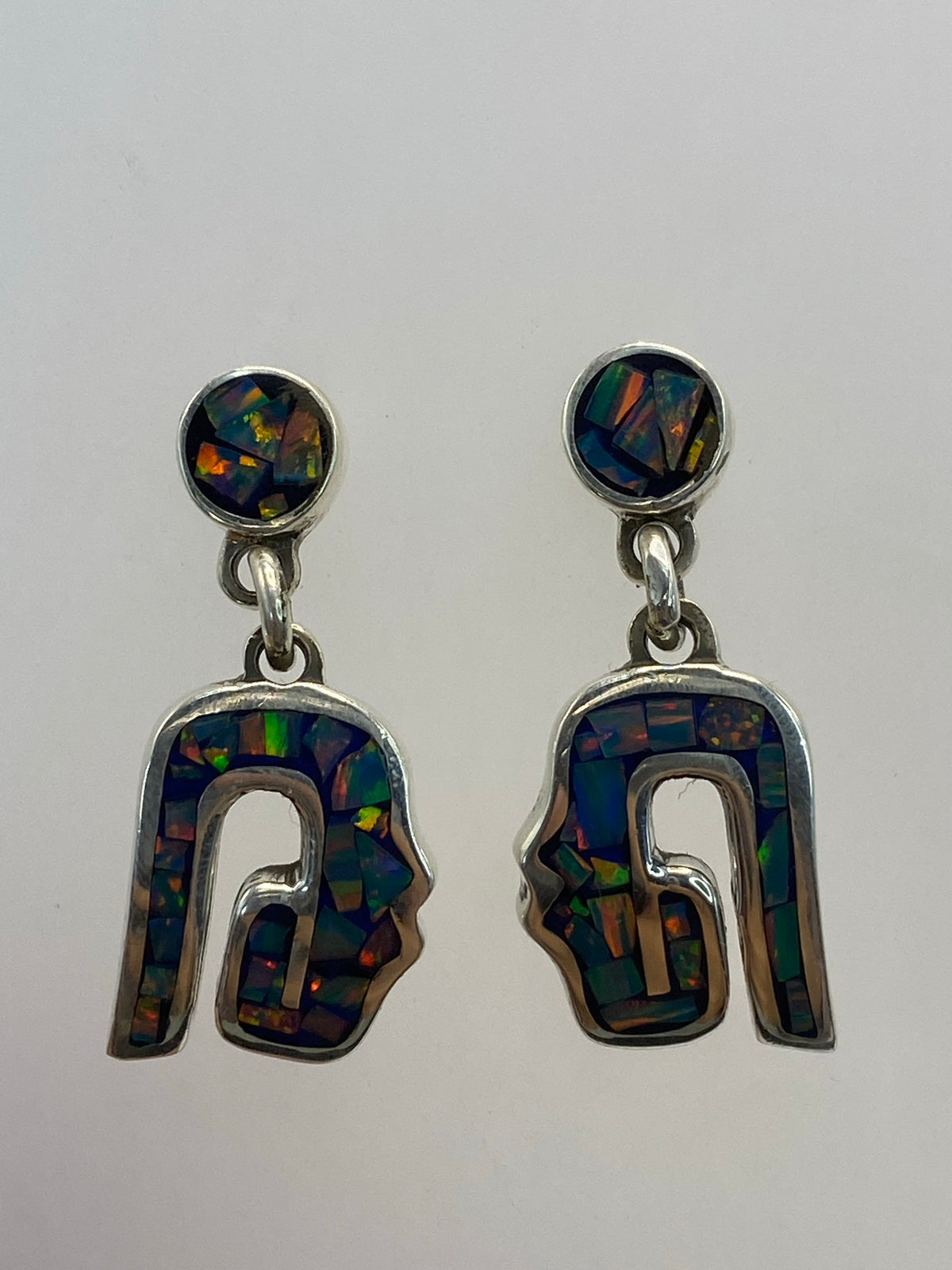 Par de aretes de plata 950 con ópalo de fuego multicolor, forma escultural