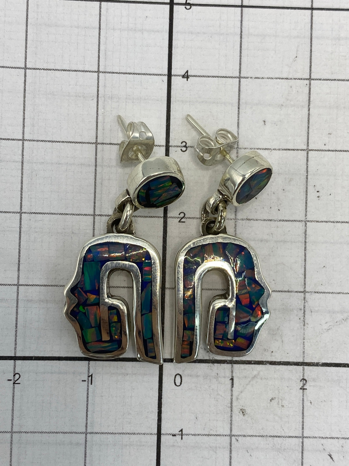 Aretes en la mano, mostrando escala y diseño de Taxco