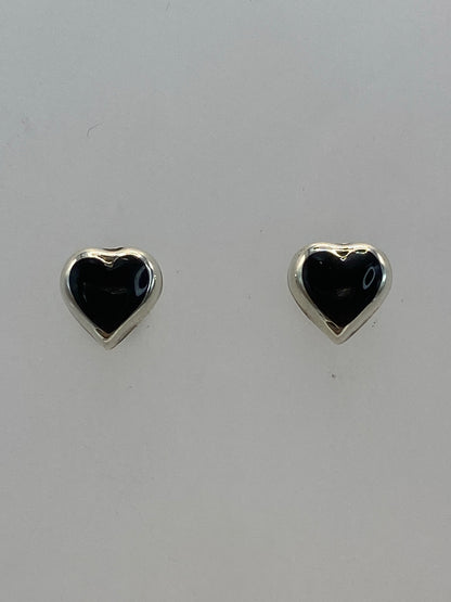 Detalle del engaste a mano de la piedra negra en aretes de plata