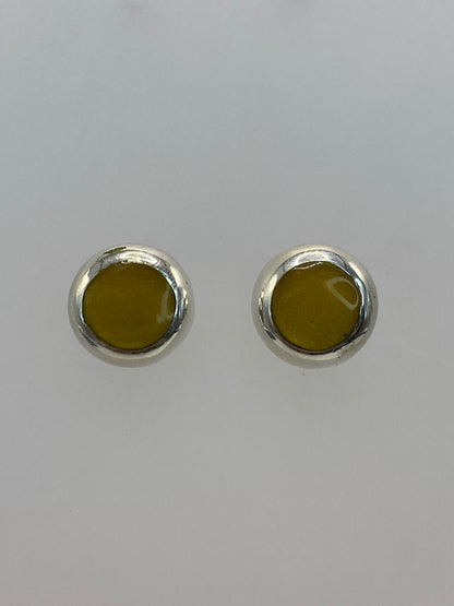 Par de aretes de plata 925 con piedra amarilla engastada, vista frontal