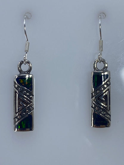 Par de aretes de plata con ópalo de fuego verde, diseño geométrico prehispánico, colgando de los ganchos