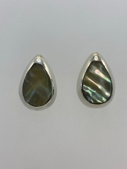 Par de aretes de plata con piedra multicolor, vista frontal sobre fondo blanco