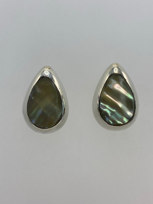 Par de aretes de plata con piedra multicolor, vista frontal sobre fondo blanco