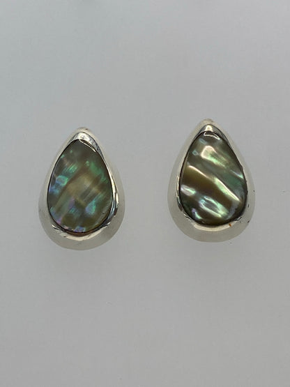 Aretes ligeros de plata 925 mostrando detalle de la incrustación de piedra