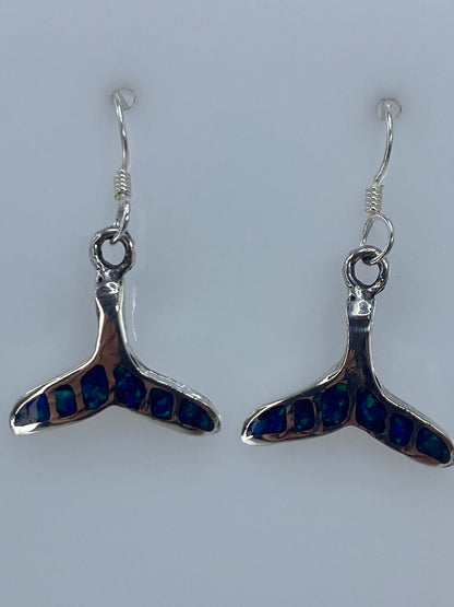 Dos aretes de Ópalo de Fuego lado a lado con gancho de plata visible