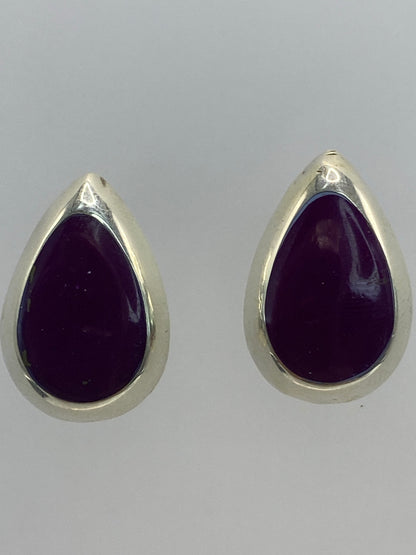 Aretes en la mano mostrando el tamaño de 1.3 cm