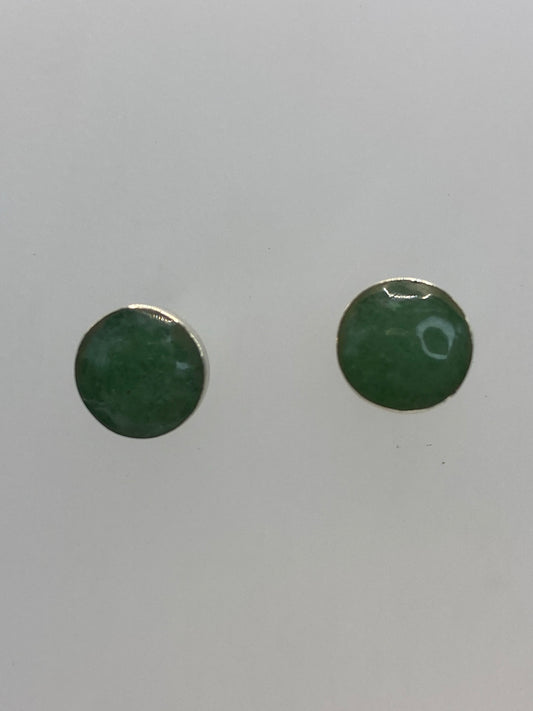 Par de aretes de plata 950 con piedra verde olivo engastada, vista frontal