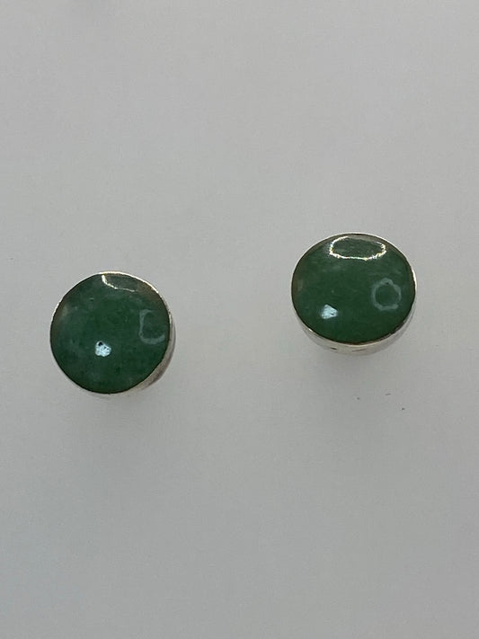 Detalle del engaste a mano de la piedra verde olivo en plata