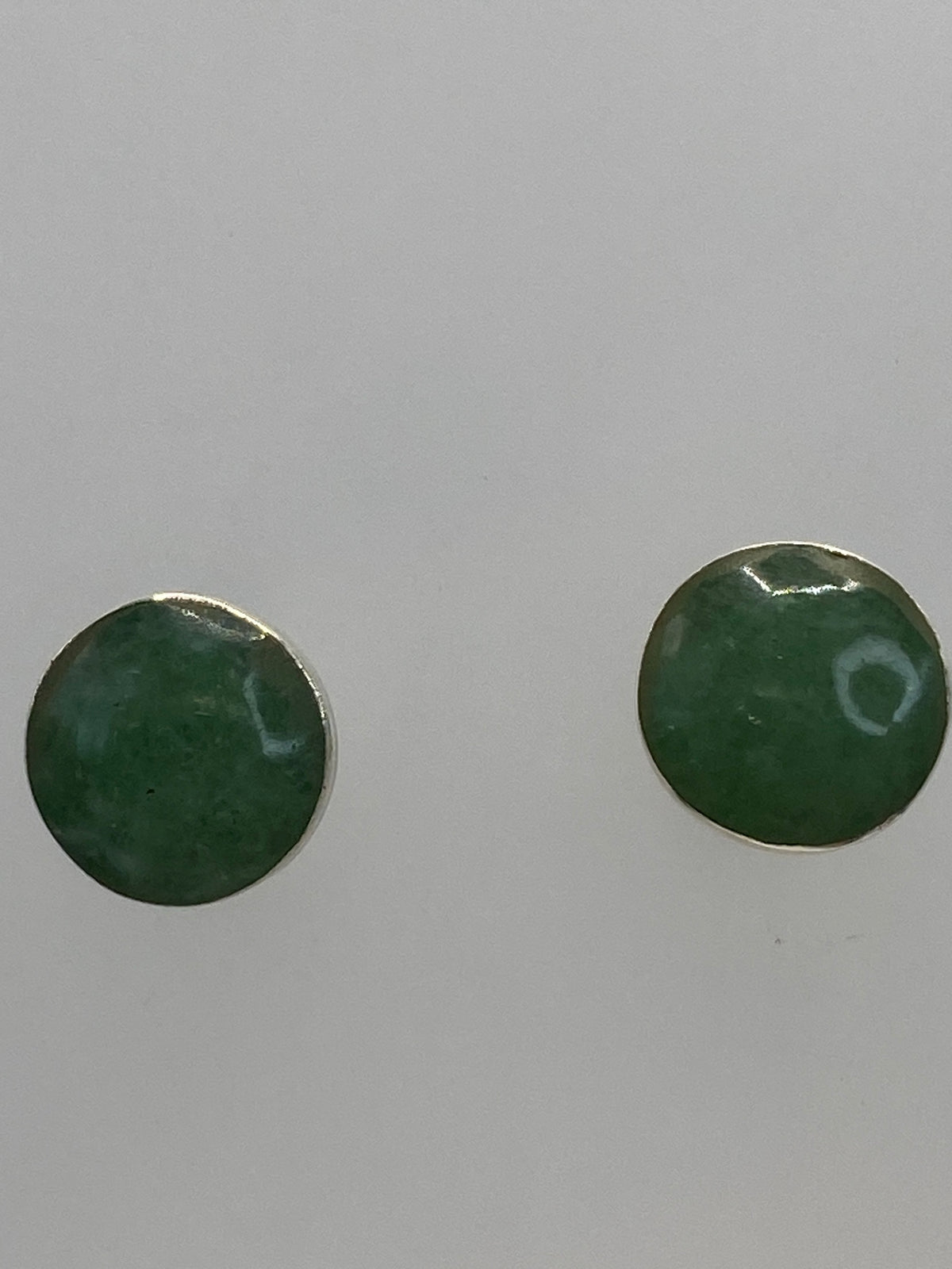 Aretes sobre regla de centímetros mostrando el largo de 1.6 cm