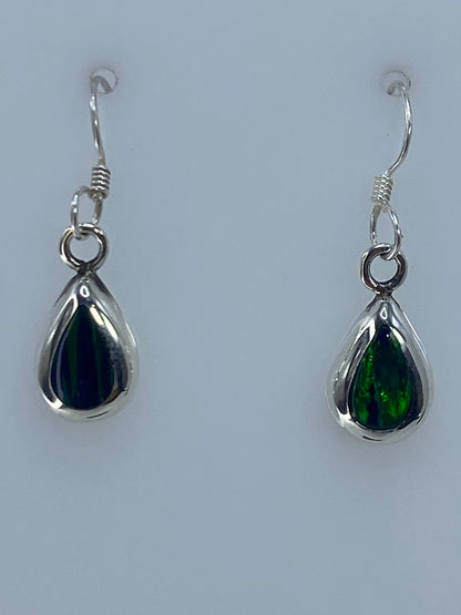 Par de aretes de plata con Opalo de Fuego verde, colgados lado a lado