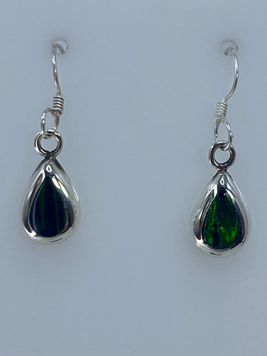 Par de aretes de plata con Opalo de Fuego verde, colgados lado a lado