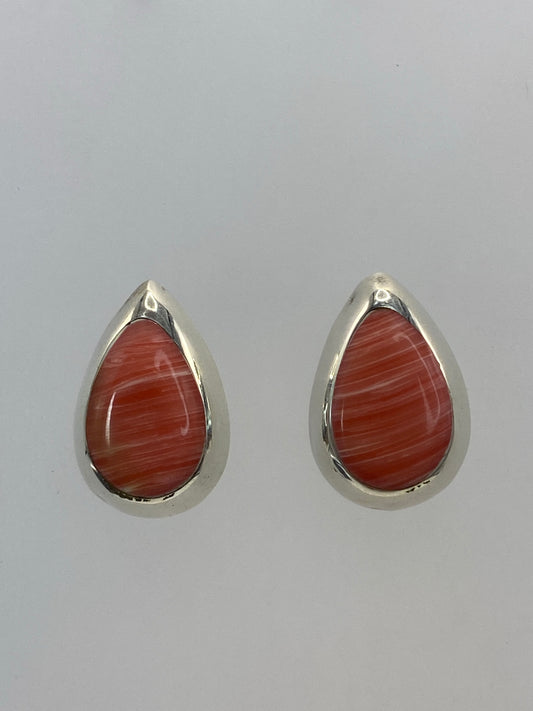 Aretes plata 925 con piedra multicolor, vista frontal del par en blanco